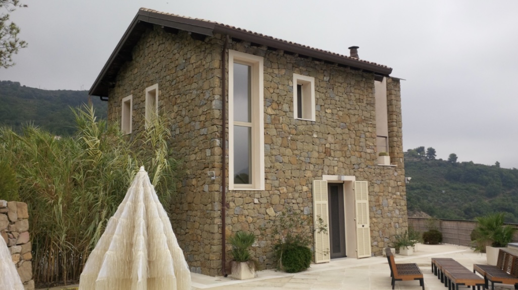 Facciata casa in pietra