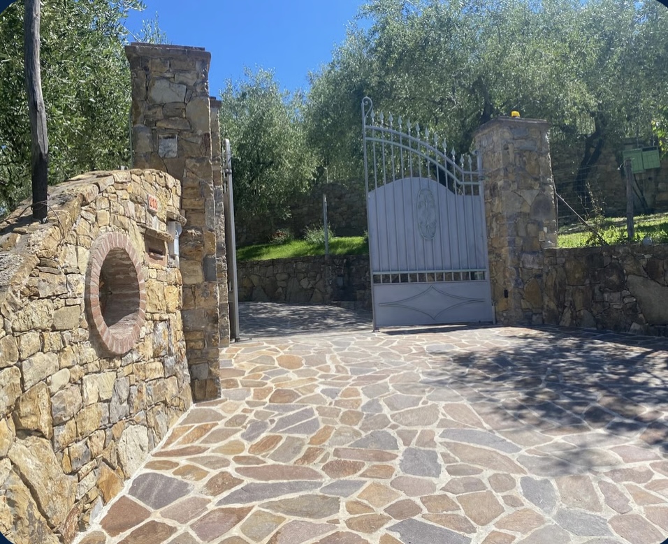 Ingresso e pavimentazione in pietra naturale