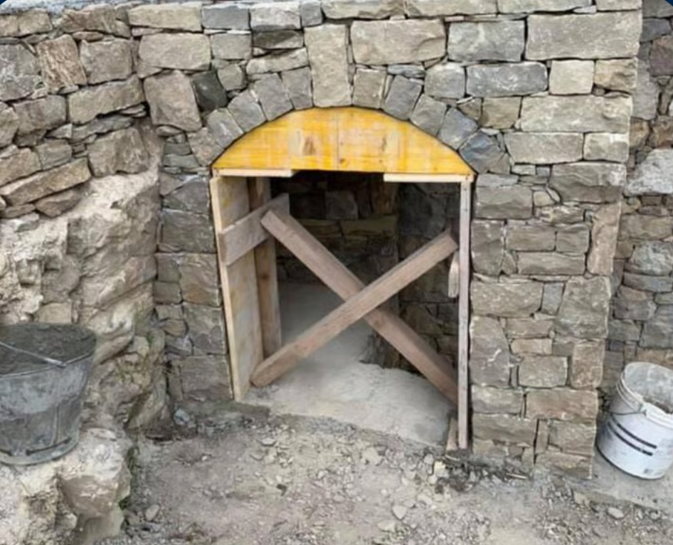 Arco in pietra naturale su muro esterno